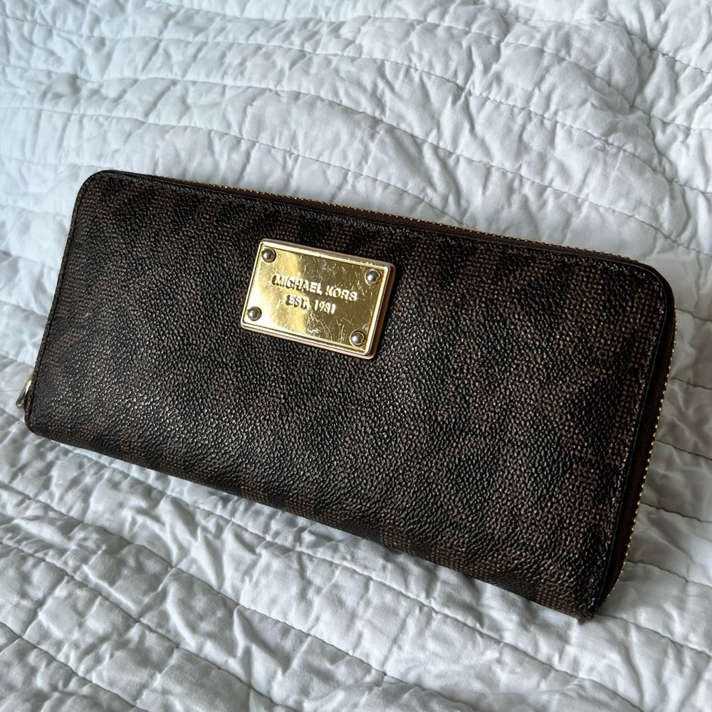 Michael Kors Zippy Wallet